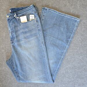 Good American "Good Flare" High Rise Distressed Jeans in Light Wash Size 18 NWT